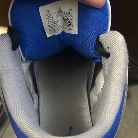 Jordan Men's White and Black Sneakers with Blue Accents - Picture 9 of 13